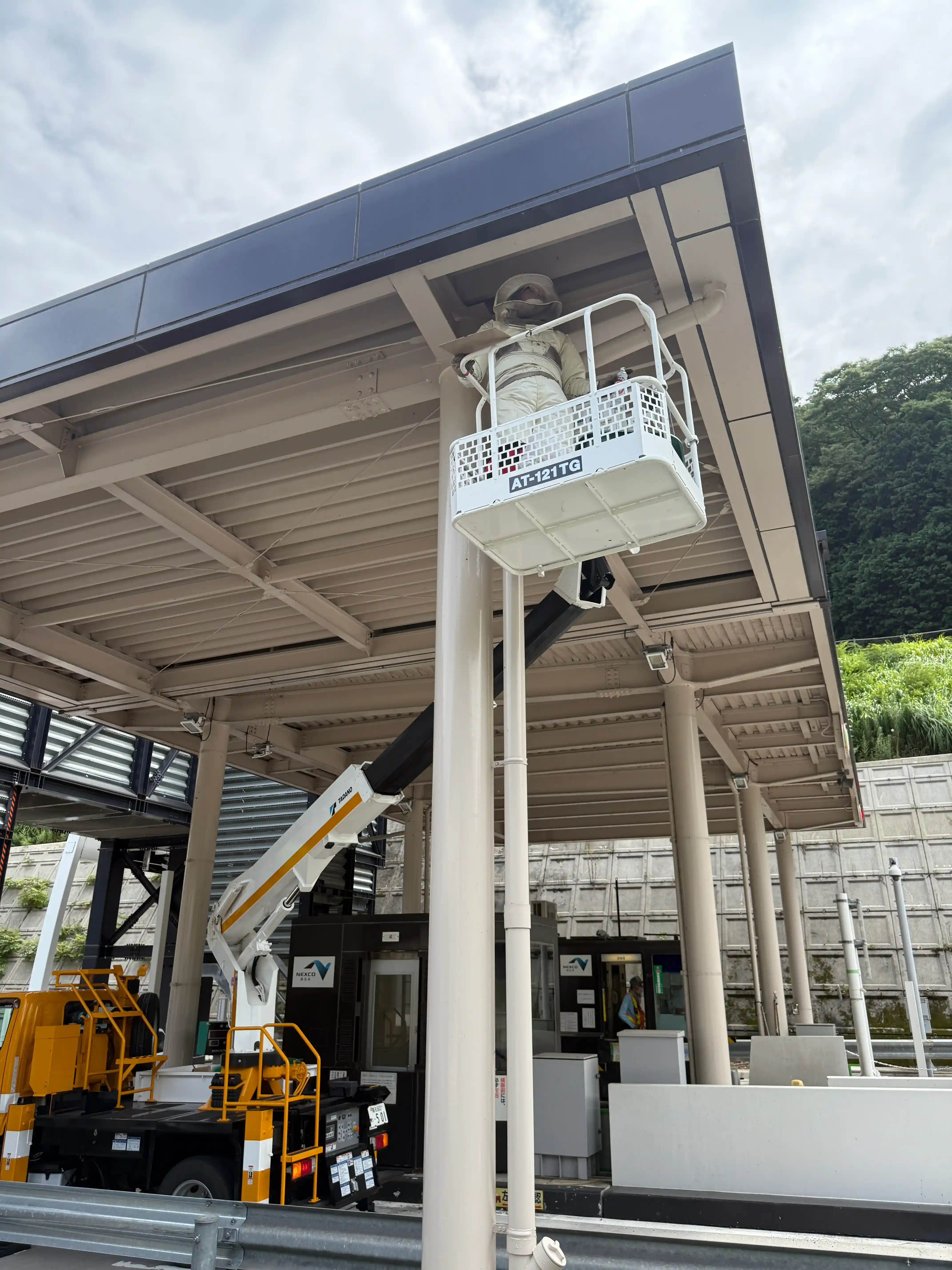 料金所ゲート軒下に巨大スズメバチの巣を発見｜高所作業車を使用して安全に駆除